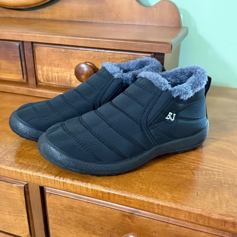 BJ women’s warm and comfortable snow boots black size 9.5 lined with rubber sole